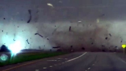 Un camion est renversé par une violente tornade et il reprend sa route normale