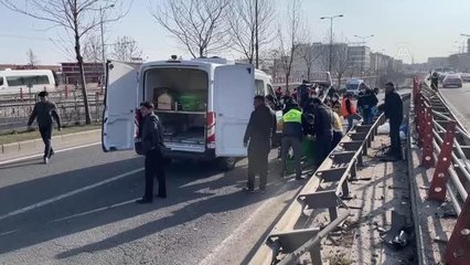 Bariyerlere çarpan ehliyetsiz sürücü öldü, iki kişi yaralandı