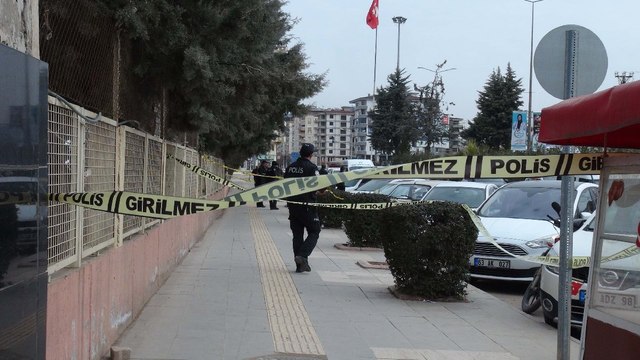 Polis memuru, hemşire eşi ile arkadaşına kurşun yağdırdı