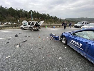 Arıza nedeniyle yol kenarına çekilen otomobile arkadan çarptı