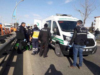 Bariyerlere çarpan araç takla attı: 1 ölü 2 yaralı