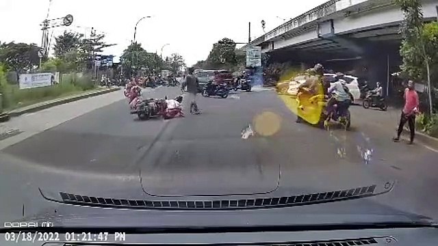 Terekam Media Kamera, Dashcam Kamera Mobil di Jalan Eps.0632