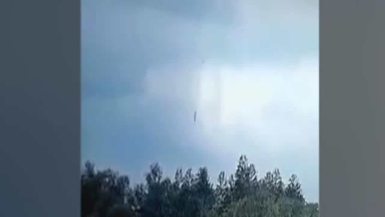 Buscan las cajas negras del avión accidentado en China en el que fallecieron 132 personas