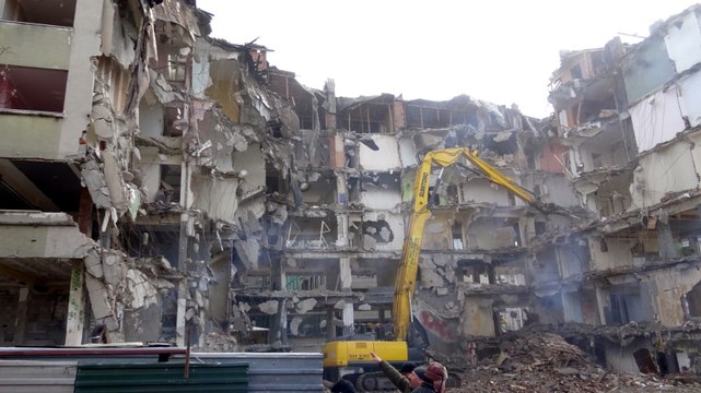 İstanbul’da 5 katlı bina çöktü; Çevredekilerin ölümden döndü