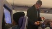 Jean Lassalle récupère tous les fromages des passagers d'un avion