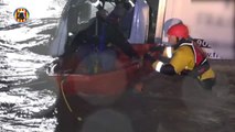 Los bomberos acuden al rescate de conductores y vecinos aislados por las inundaciones