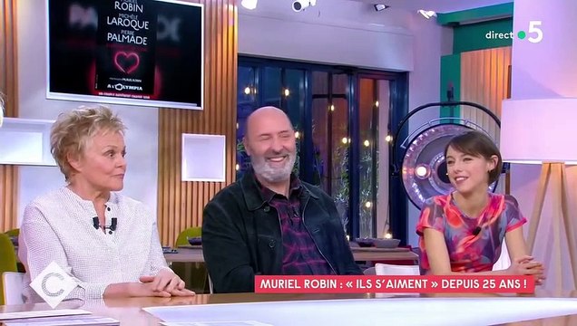 Un quiproquo entre Muriel Robin et Pierre Lescure dans C à vous sur France 5 crée un malaise sur le plateau : Ca sort d'où ? - VIDEO