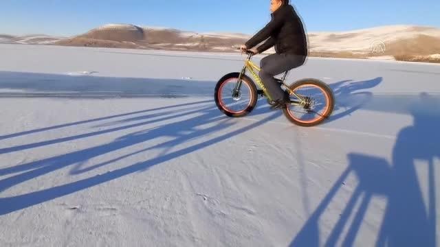 Martta yağan kar ve soğuk hava Çıldır'da atlı kızak sezonunu uzattı