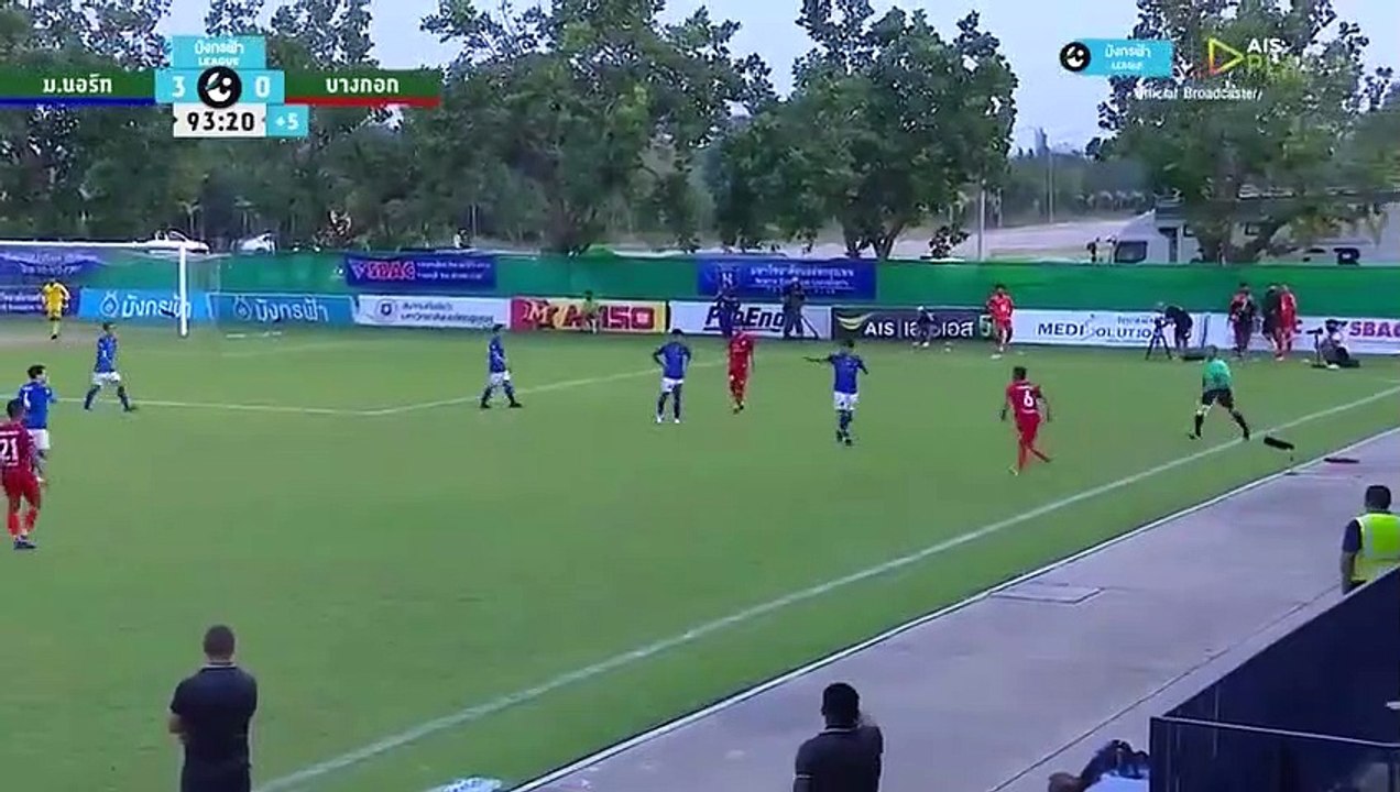 Un joueur confond football et muay thai et se fait licencier (Thaïlande)