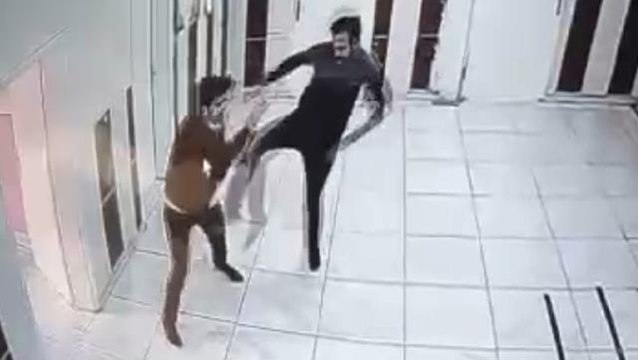 Okul basan veli, çocuğunun gözü önünde öğretmeni darbetti! Anbean kamerada