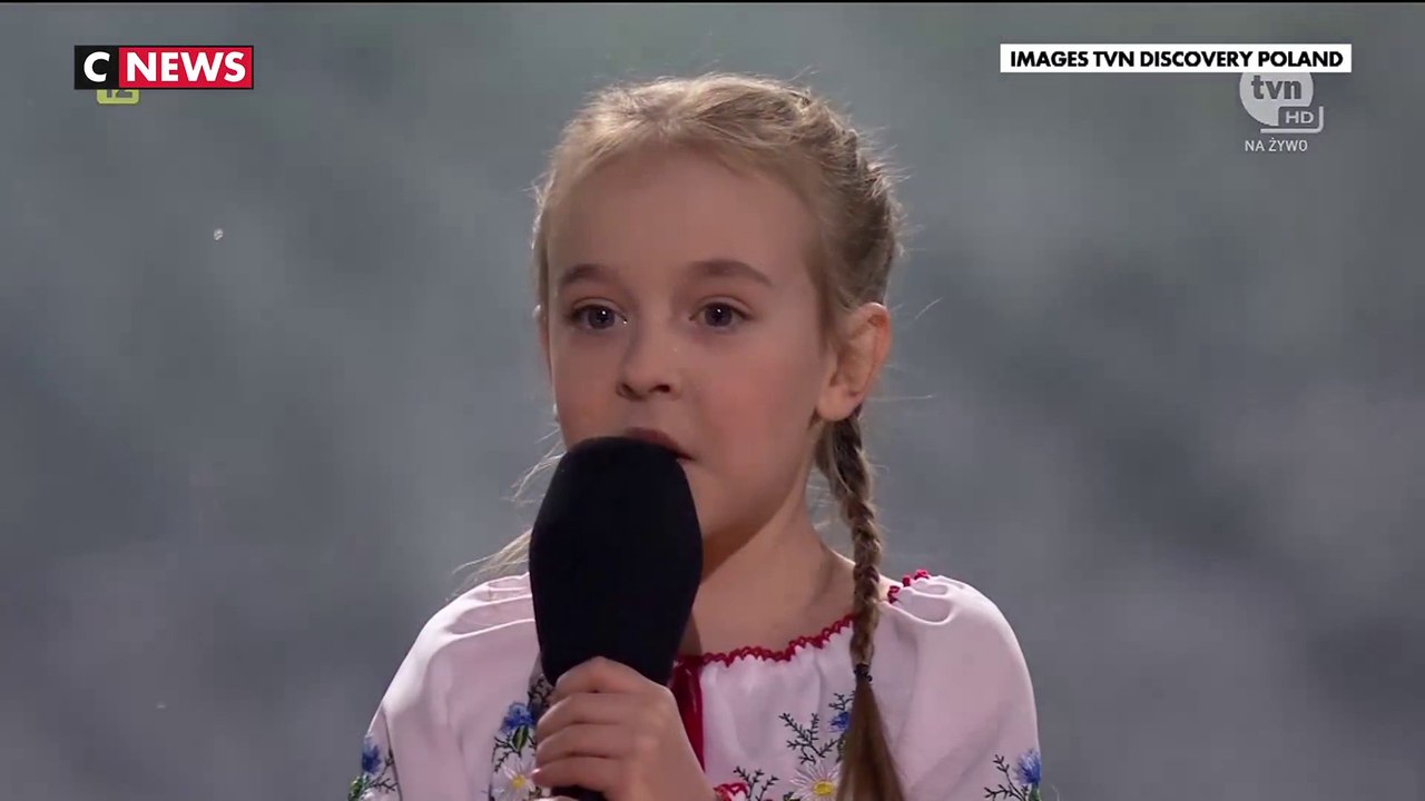 Guerre en Ukraine : la fillette qui avait chanté «La Reine des neiges» dans un bunker a repris l'hymne ukrainien devant un stade plein