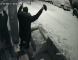 Üsküdar'da kar maskeli hırsızlık şakası... Arkadaşının üzerine bıçakla koştu