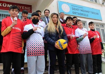 Küçük voleybolcuların 5 topla gelen şampiyonluğu