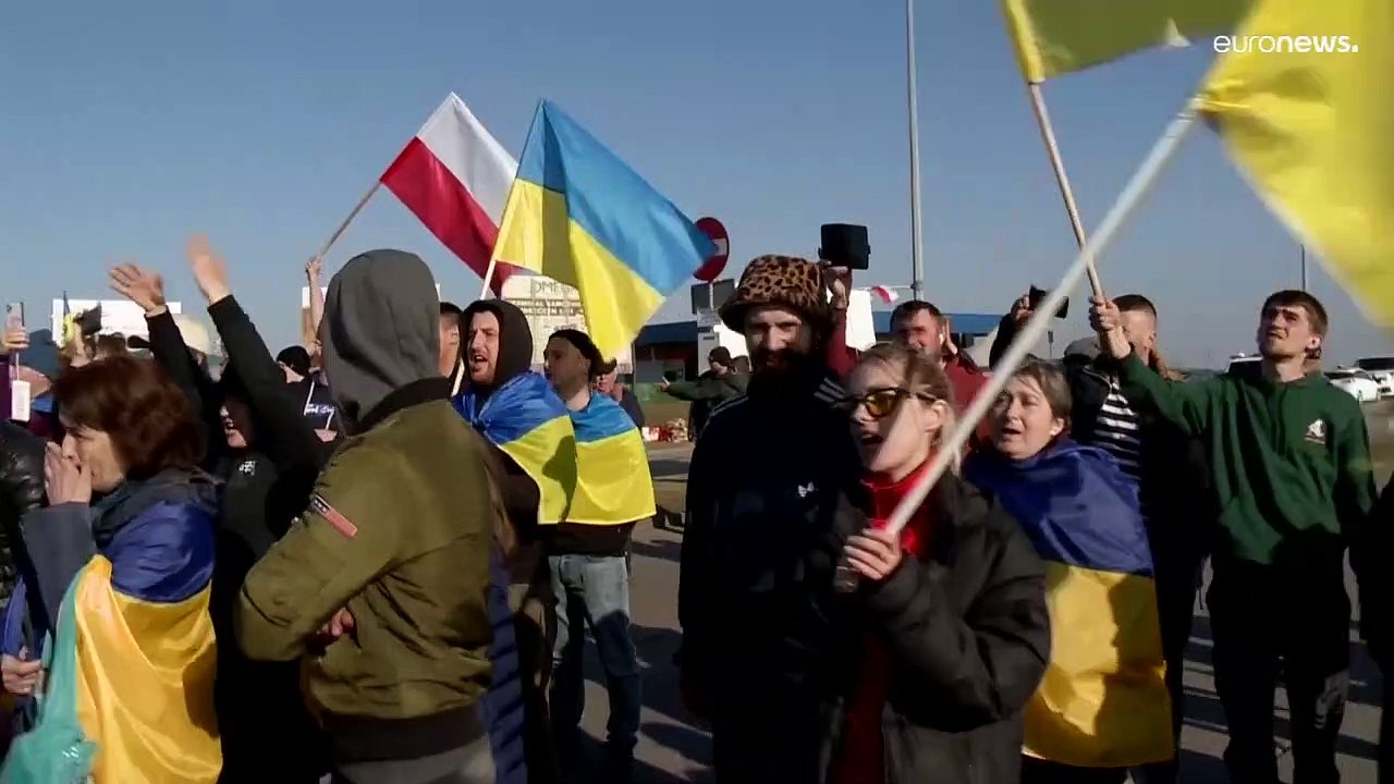Ativistas bloqueiam camiões na fronteira Polóni...