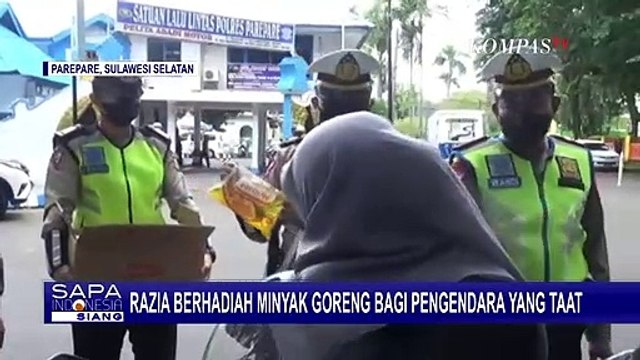 Polisi di Parepare Bagikan Minyak Goreng Gratis Bagi Pengendara yang Taati Aturan Lalu Lintas