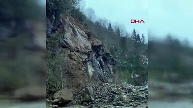 Rize'de dev kayalar yolu kapattı