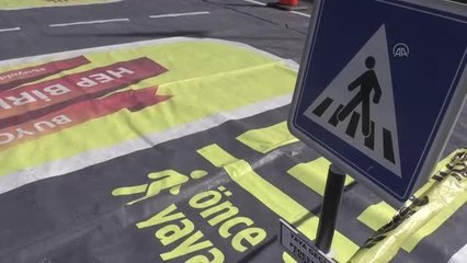Jandarma trafik kurallarını çocuklara pedallı arabalarla öğretiyor