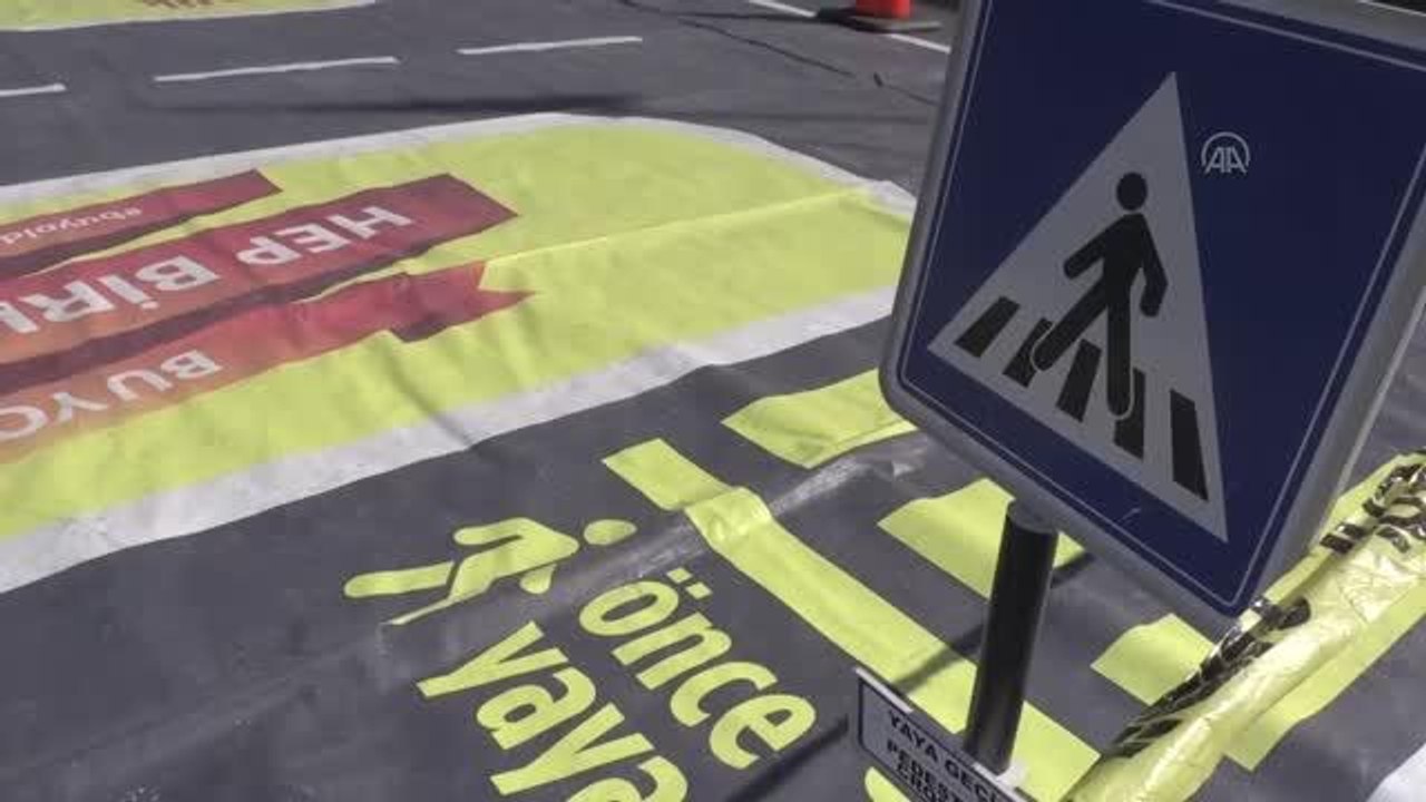 Jandarma trafik kurallarını çocuklara pedallı arabalarla öğretiyor