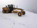 Bilecik'te kardan kapanan köy yollarını açma çalışmaları sürüyor