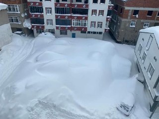 Karadeniz'de kar esareti; araçlar kayboldu, evlerin girişleri kapandı
