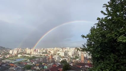 Arco-íris duplo é registrado em Florianópolis