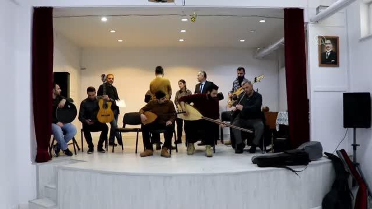 Öğretmenler, müzik sınıfı oluşturmak için konse...