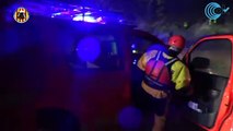 Así rescataron los bomberos a los 2 ocupantes de un camión a punto de ser arrastrado por el agua