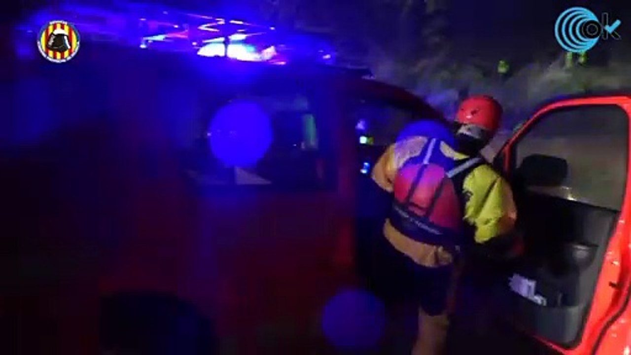 Así rescataron los bomberos a los 2 ocupantes de un camión a punto de ser arrastrado por el agua