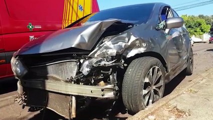 Após forte colisão, Civic é jogado contra carro estacionado e Clio bate contra muro, no Bairro Neva
