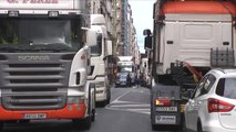 Ciudadanos aplauden a los transportistas durante la ruidosa marcha por el centro de Lugo
