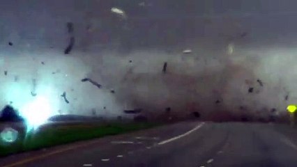 Un pickup est renversé par une tornade, revient sur ses roues et le conducteur repart comme si de rien n'était