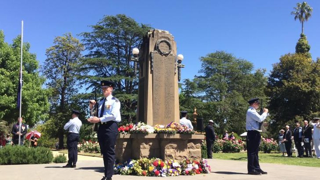 The Daily Advertiser Wagga's 2016 Remembrance Day Last Post - video ...