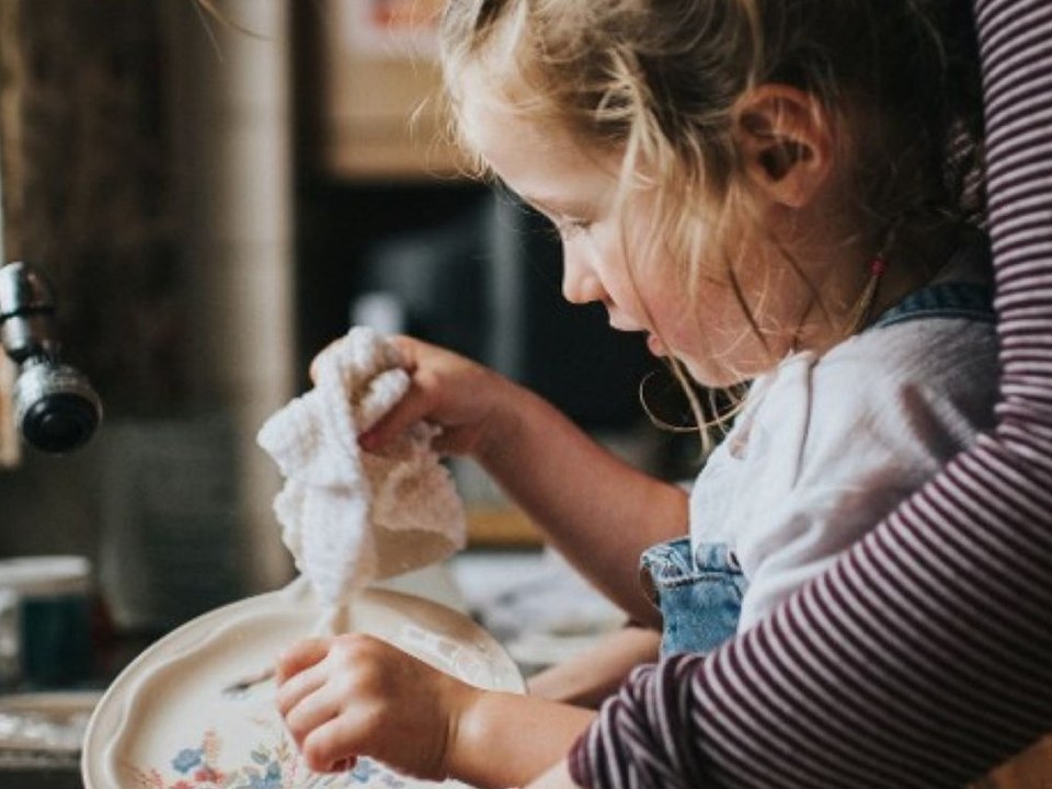 Darum sollten Kinder schon früh im Haushalt helfen!