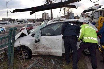Refüje çarpan otomobil demir korkulukları yerinde söktü: 1'i ağır 3 yaralı