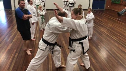 Self defence technique from Taekwondo Instructor Craig Hesketh - Wagga