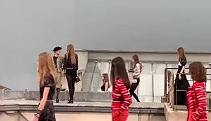 Quand Gigi Hadid écarte une intruse du podium Chanel