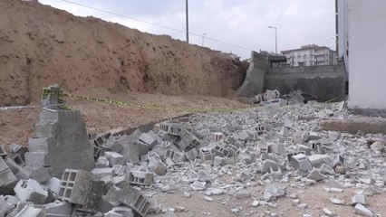 GAZİANTEP - Çöken istinat duvarının altında kalan 3 araç hasar gördü