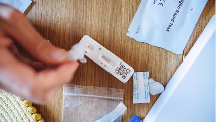 Covid-19 : la France accusée d'avoir levé "brutalement" les mesures sanitaires