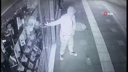 İş yerinin camını kırıp 15 telefonu çaldı, o anlar kameraya yansıdı