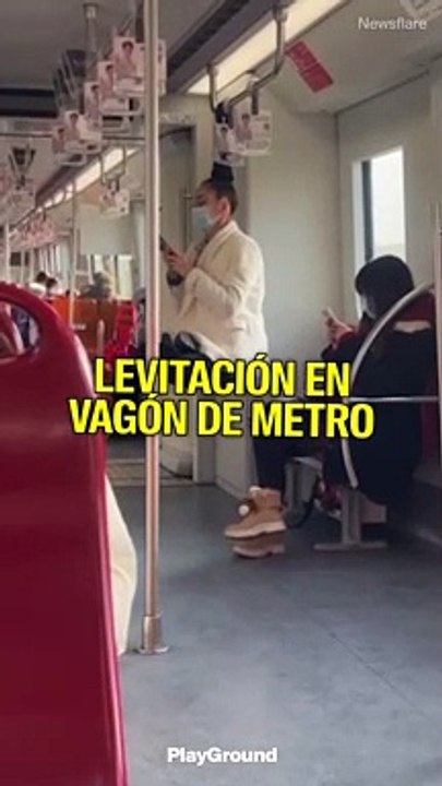 Mujer acrobata con el pelo en el metro