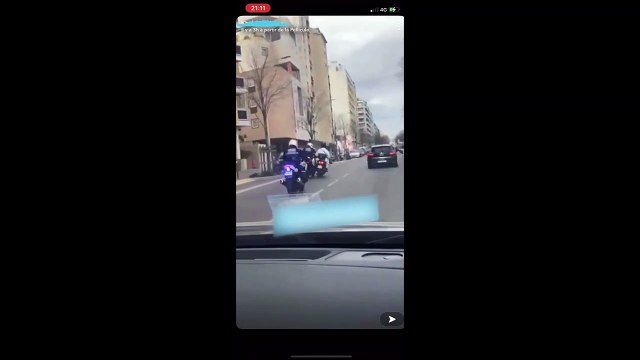 Un motard de la police pousse un scooter pour mettre fin à une course poursuite