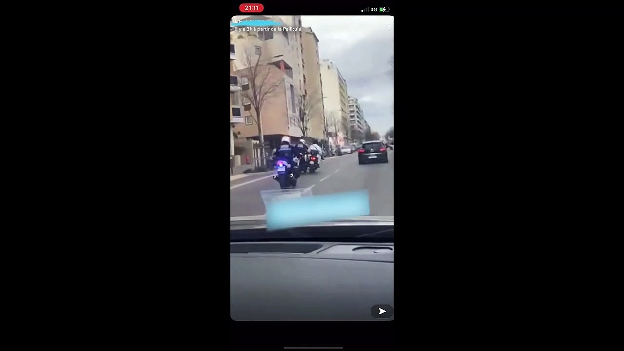 Un motard de la police pousse un scooter pour mettre fin à une course poursuite