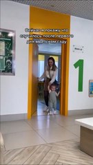 Cette fillette qui rentre de son premier jour d'école est épuisée