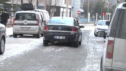 Bu yolda araçlar adeta zıplayarak geçiyor... Afyonkarahisar Belediyesi bakım yapmayınca parke taşları yerinden çıktı