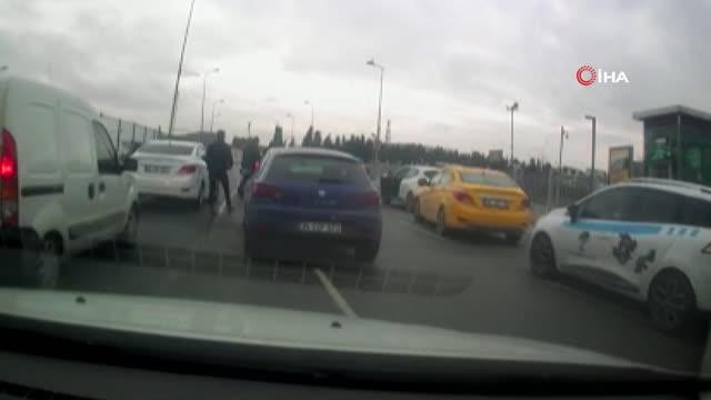Yol verme kavgasında yumruklar, tekmeler havada uçuştu...O anlar kamerada
