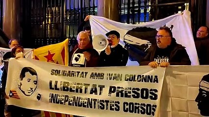 Concentració davant del consolat francès arran de la mort d'Yvan Colonna