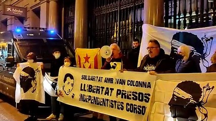 Parlament davant del consolat francès de Barcelona