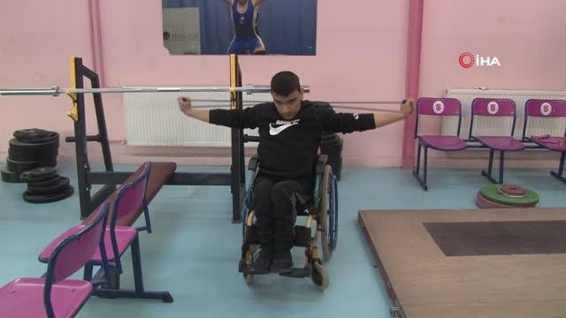 Üç haftalık antrenmanla Türkiye ikincisi olan Umut, engelini sporla aşıyor