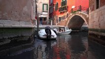 Venezia, stavolta è allarme acqua bassa: barche a livello del fondale con picco record a -48 cm