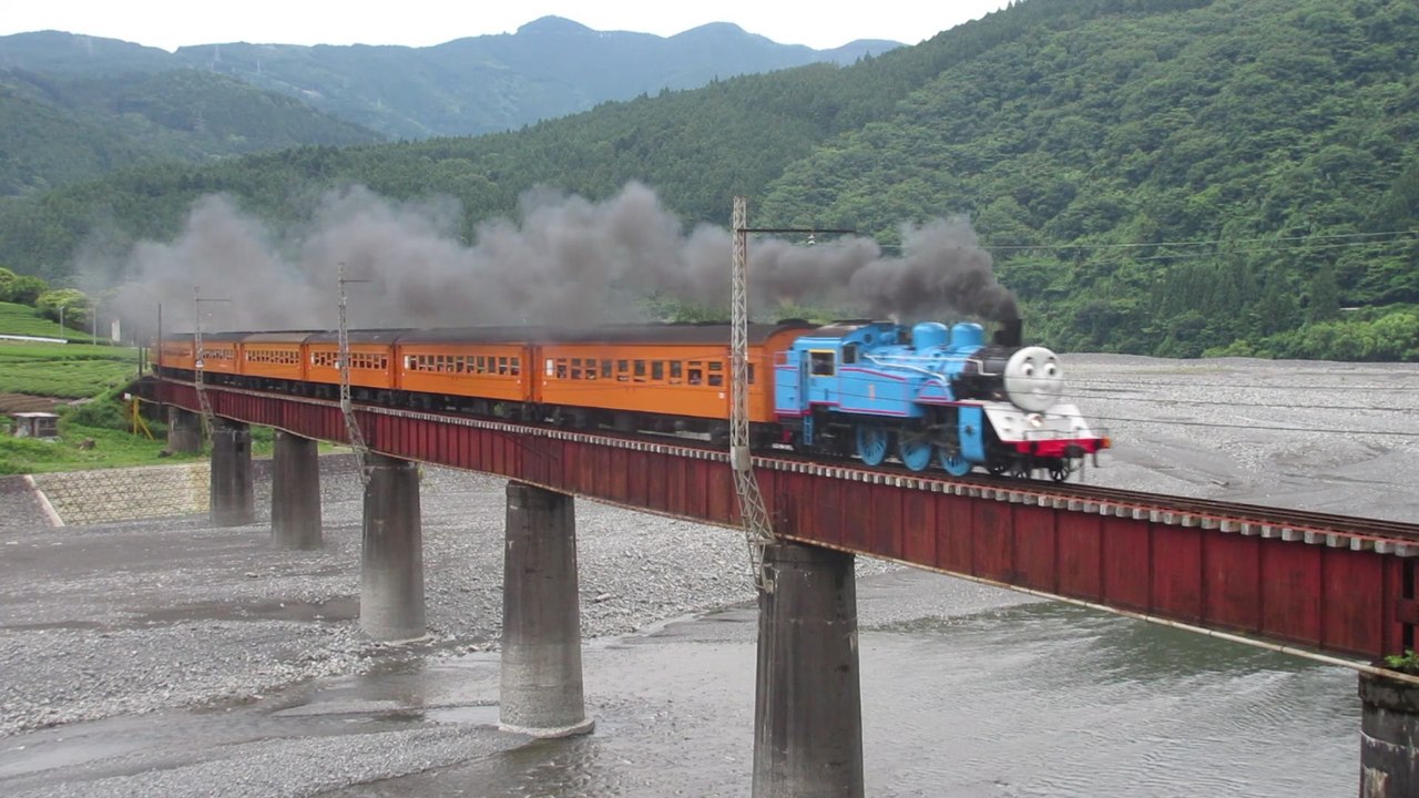 Steam locomotive Thomas passes with a train the Oigawa river bridge in Japan / la locomotive à vapeur Thomas sur la ligne Oigawa au Japon